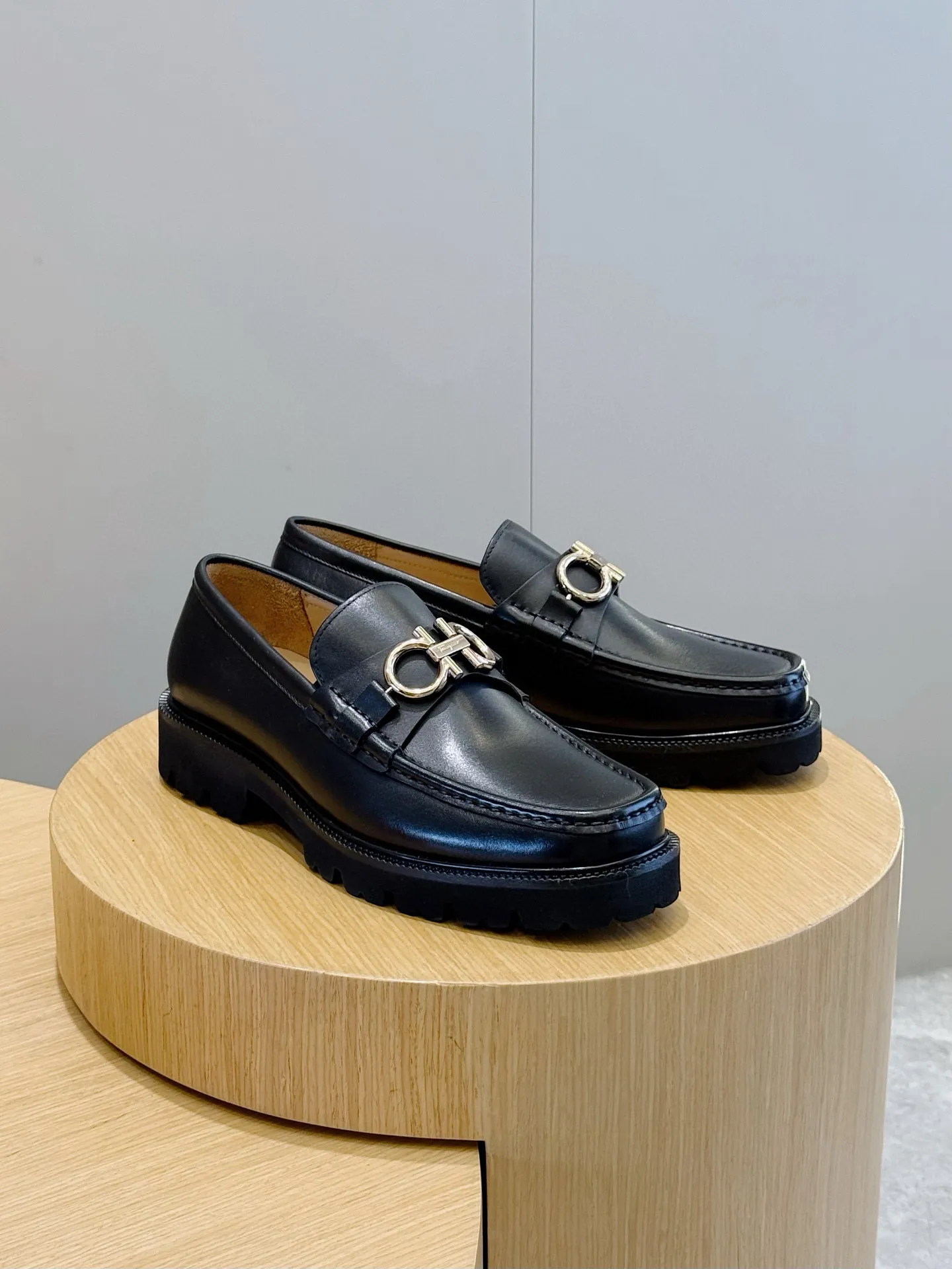 [Ferragamo] Top P: 760💰 Number of yards: 39~44 (38.45. Customized, non-returnable) Ferragamo men's leather derby shoes. The new derby shoes are light in texture and cool in style. They adopt exquisite eyelet uppers and novelly define urban trends. Made of brushed cowhide, it has a plump and rounded toe box and is decorated with delicate wingtip decorative details. Imported cowhide + cowhide lining.